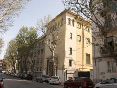 ...e l�austero Istituto Preziosissimo Sangue, scuola privata fondata nel 1938 dalle suore Adoratrici del Sangue di Cristo e presente in questa via dal Dopoguerra